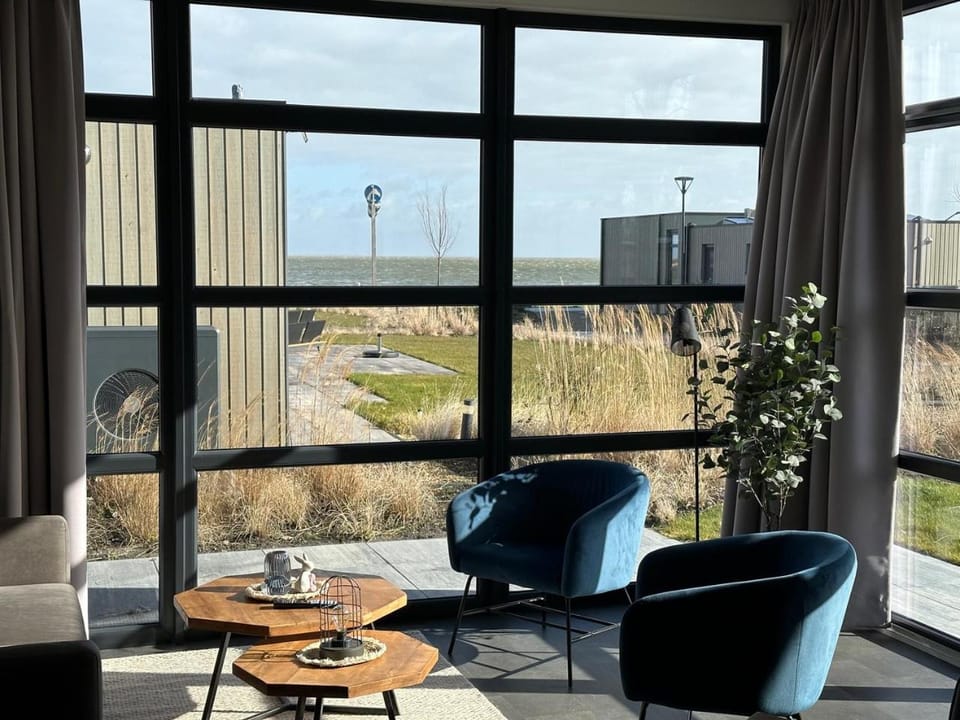 Enkhuizer Strand Chalet Windrose mit Zaun Haus Nr 225 House in Flevoland, Netherlands