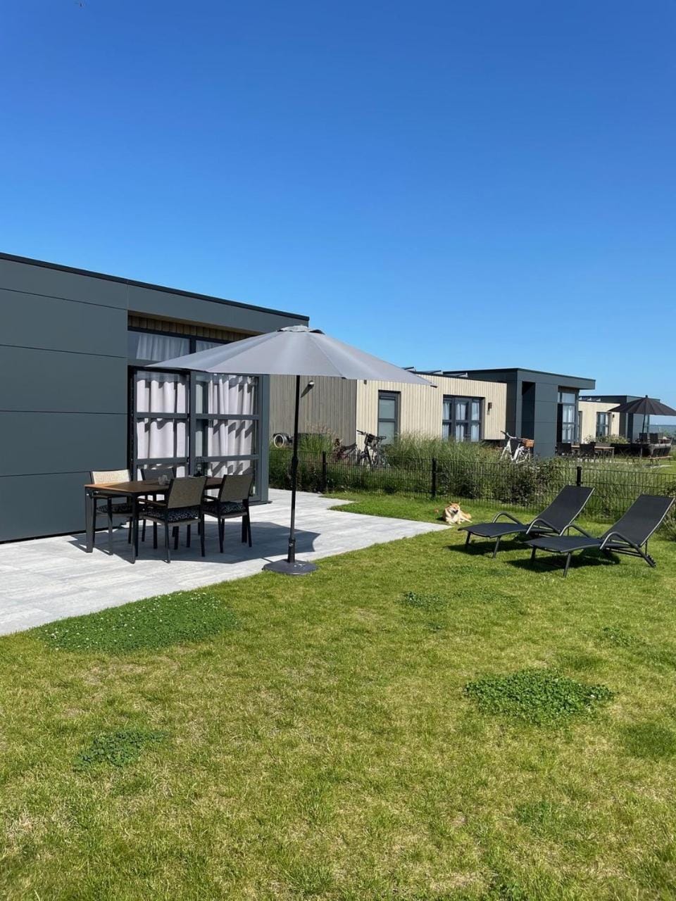 Enkhuizer Strand Chalet Windrose mit Zaun Haus Nr 225 House in Flevoland, Netherlands