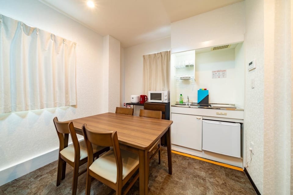 Kitchen or kitchenette, Dining area