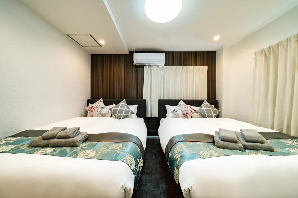 Bed, Bedroom, towels, air conditioner