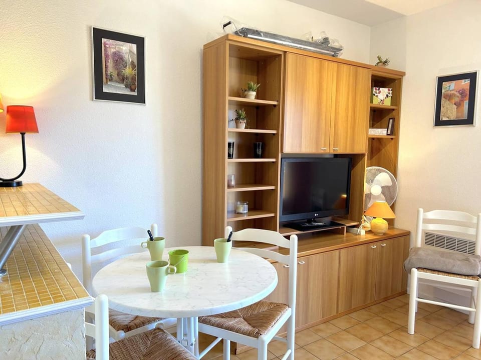 Appartement 2 pièces coin nuit, balcon sud, proche plage et commerces, garage inclus, 5 couchages - FR-1-251-838 Apartment in Bormes-les-Mimosas