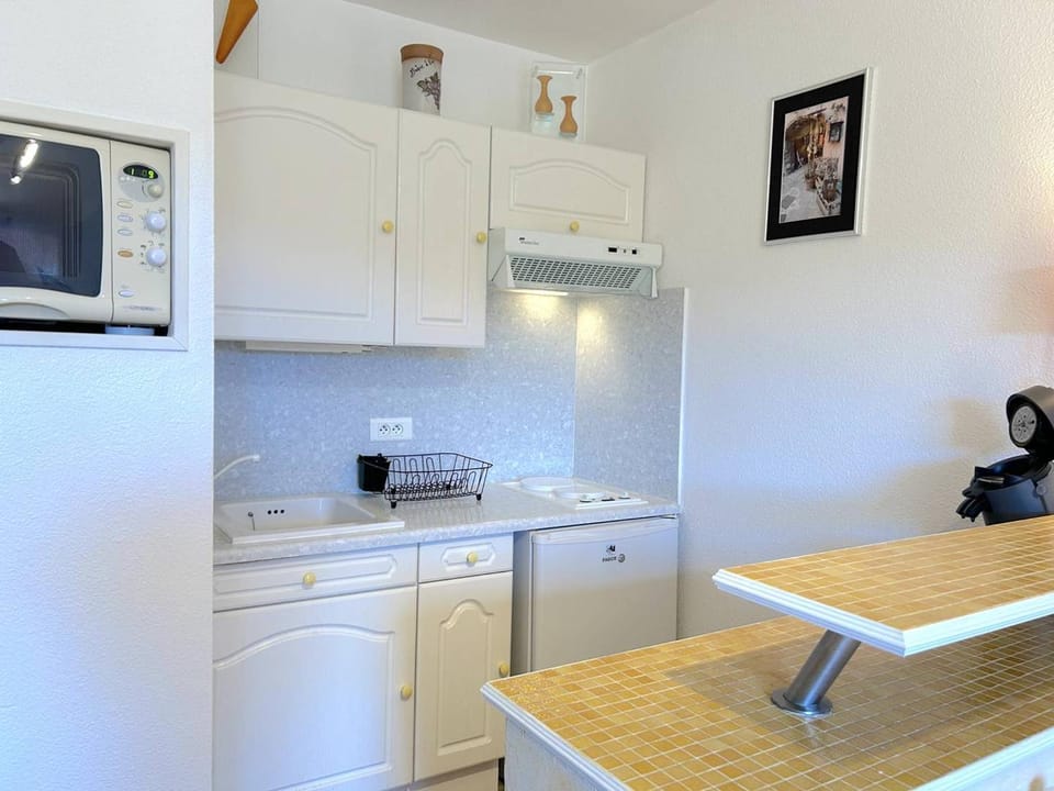 Appartement 2 pièces coin nuit, balcon sud, proche plage et commerces, garage inclus, 5 couchages - FR-1-251-838 Apartment in Bormes-les-Mimosas