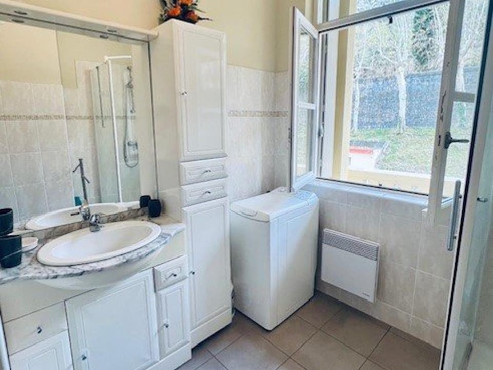 Charmant F2 avec balcon, centre-ville, 2 pers, proche cures, animaux admis - FR-1-703-183 Apartment in Alt Empordà
