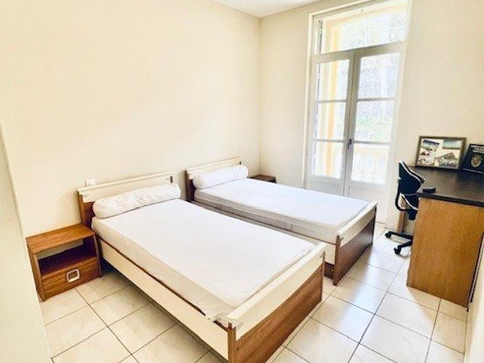 Charmant F2 avec balcon, centre-ville, 2 pers, proche cures, animaux admis - FR-1-703-183 Apartment in Alt Empordà