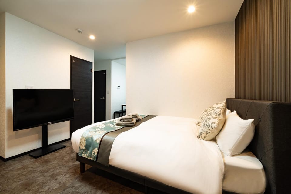 Bed, TV and multimedia, Bedroom