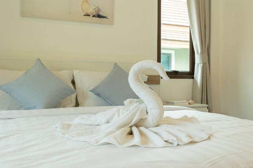 Bed, Photo of the whole room, Bedroom, towels