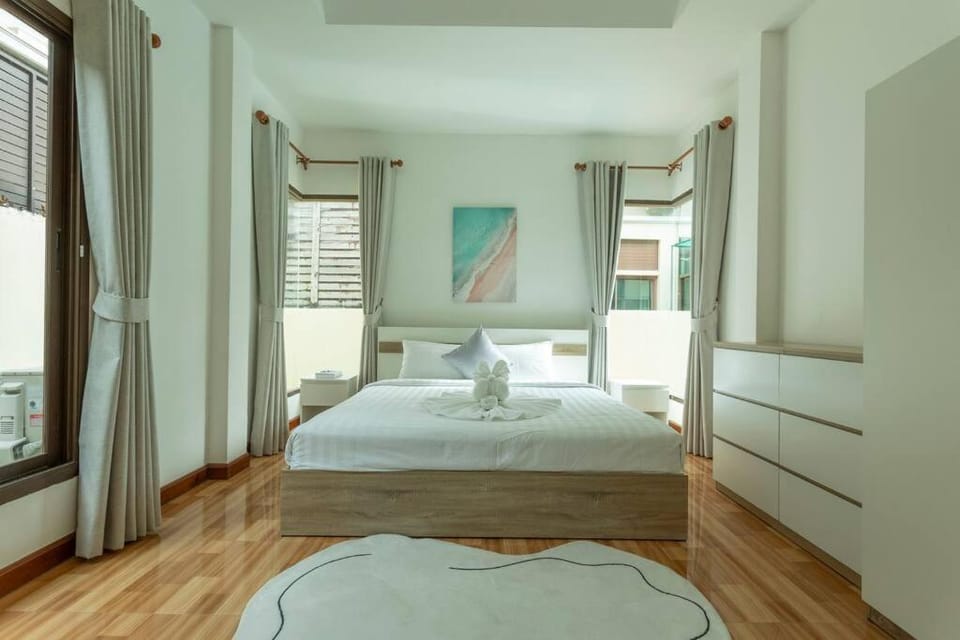Bed, Bedroom, towels