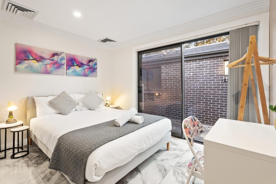 Quaint Double Room - Centrally Located at Glenfield - Shared Bathroom Bed and Breakfast in Sydney