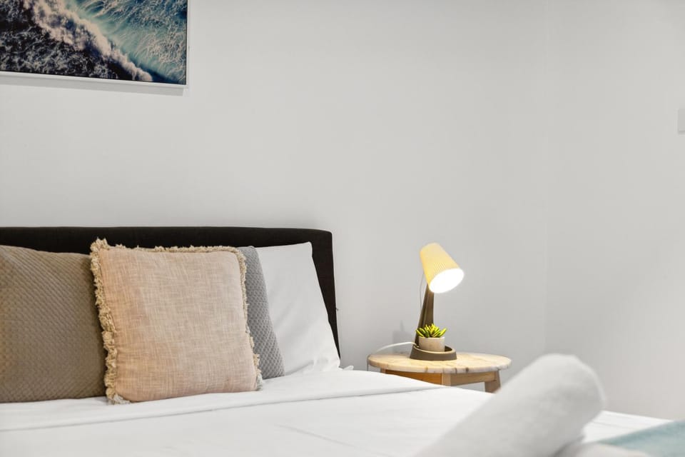 Quaint Double Room - Centrally Located at Glenfield - Shared Bathroom Bed and Breakfast in Sydney