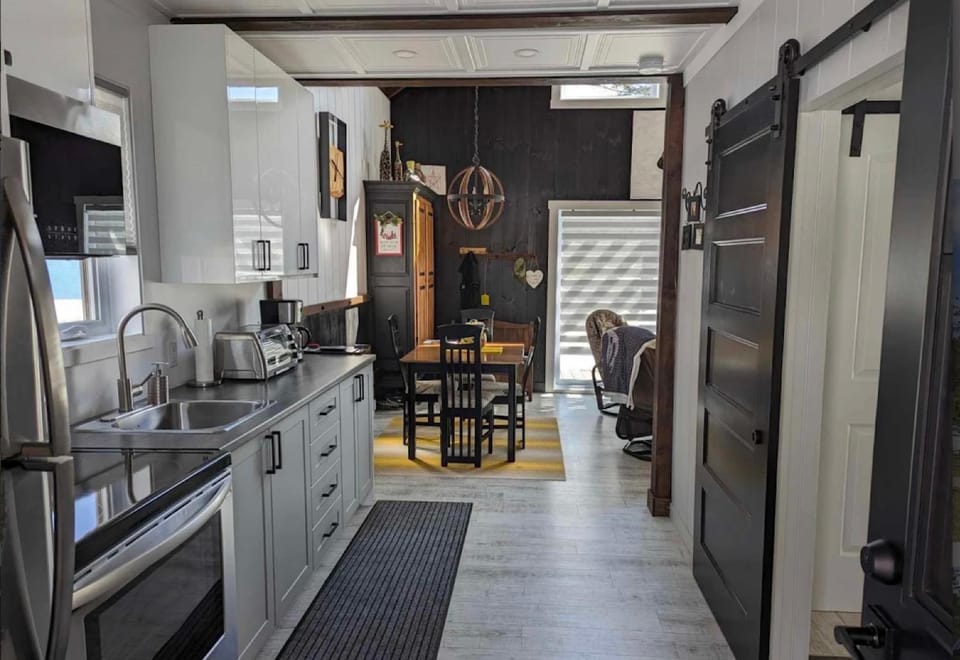 Kitchen or kitchenette, Dining area, oven, pet friendly, stove