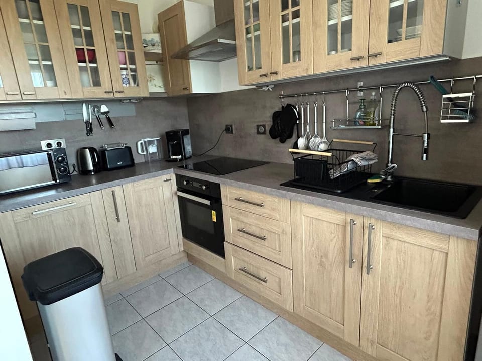 Coffee/tea facilities, dishwasher, stove, toaster