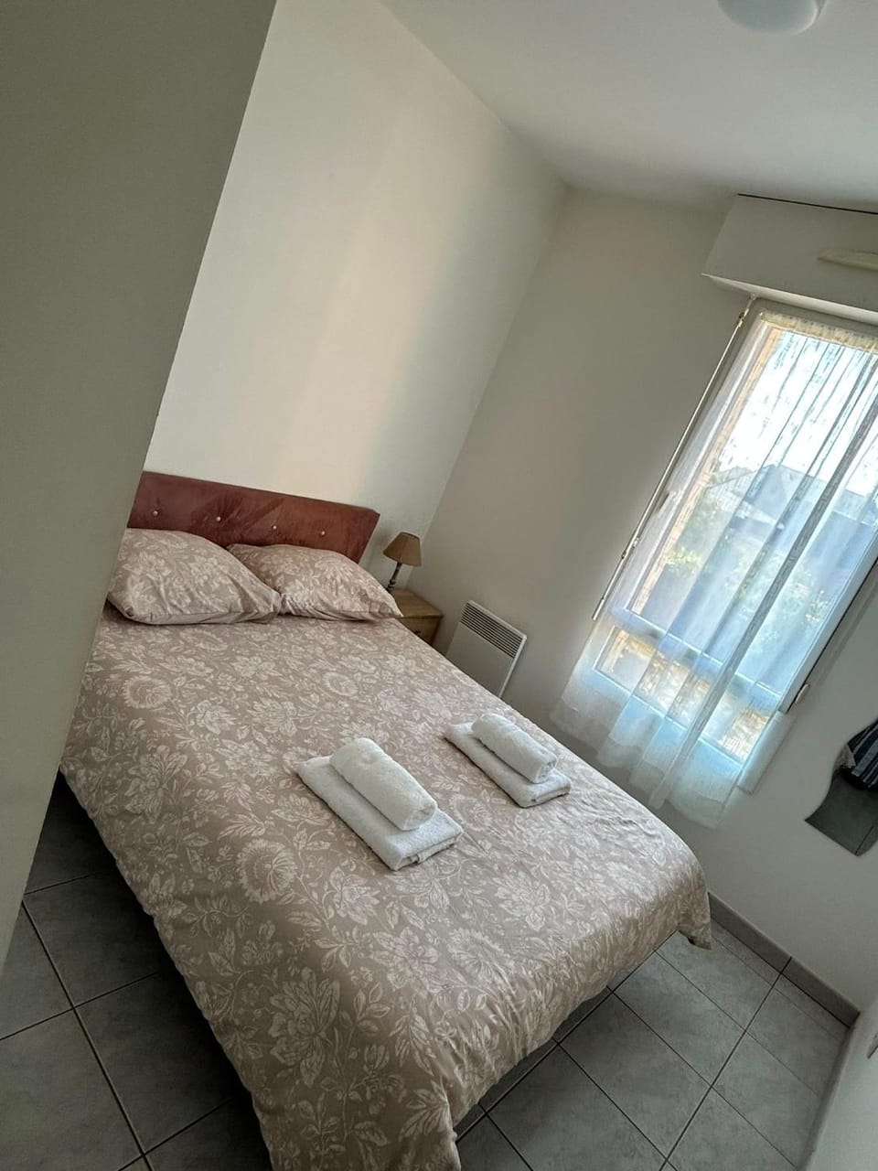Bed, Photo of the whole room, towels