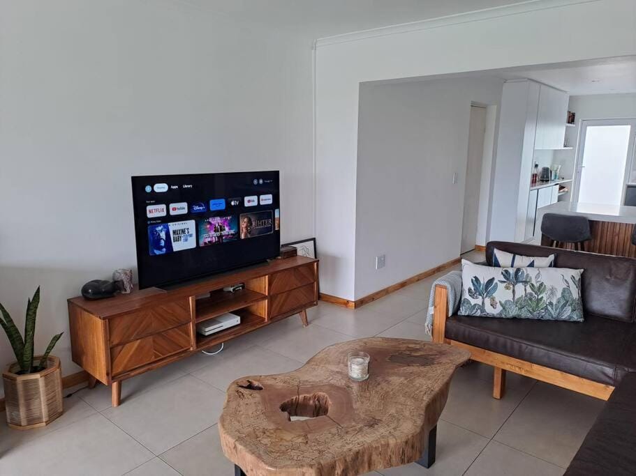 TV and multimedia, Living room, Evening entertainment