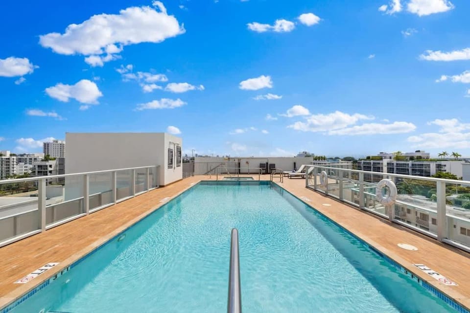 Luxury Condo with Rooftop Pool - 5-Min to Beach House in Bay Harbor Islands