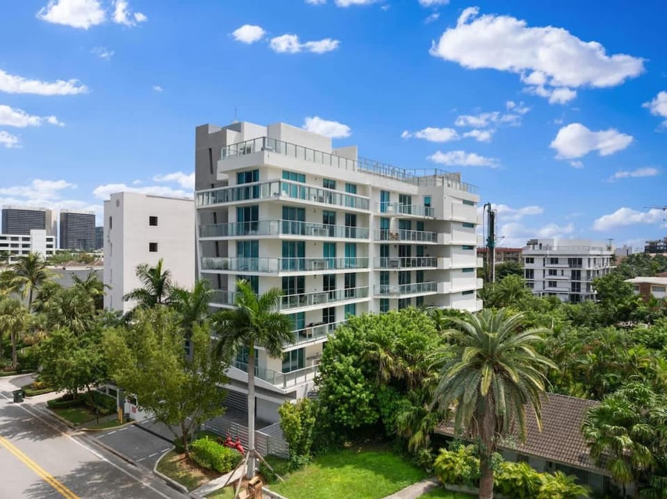 Luxury Condo with Rooftop Pool - 5-Min to Beach House in Bay Harbor Islands