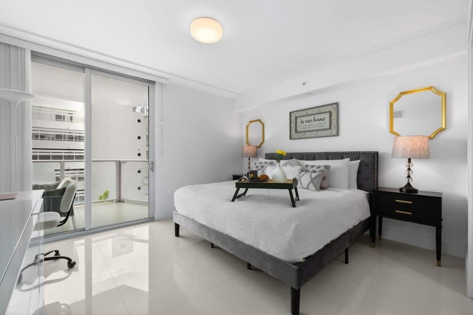 Luxury Condo with Rooftop Pool - 5-Min to Beach House in Bay Harbor Islands
