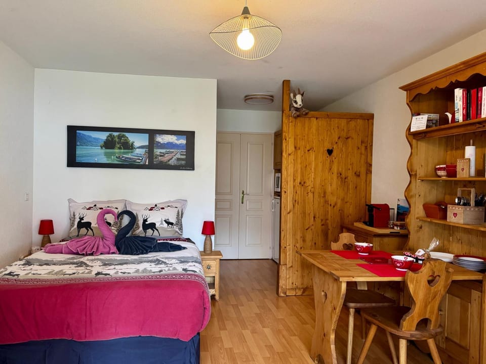 Bed, Dining area