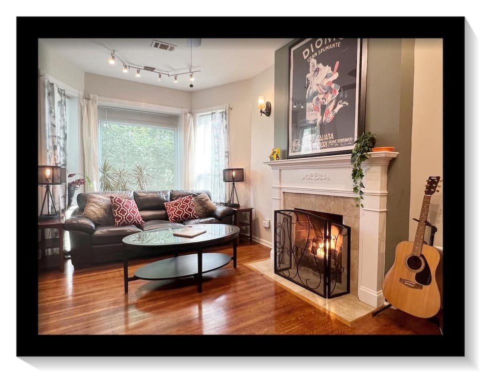 The Banksy-Free Parking -4 bedroom w King bed- Firepit Rooftop near United Center Apartment in Chicago