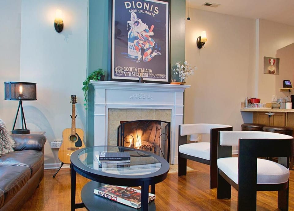 The Banksy-Free Parking -4 bedroom w King bed- Firepit Rooftop near United Center Apartment in Chicago