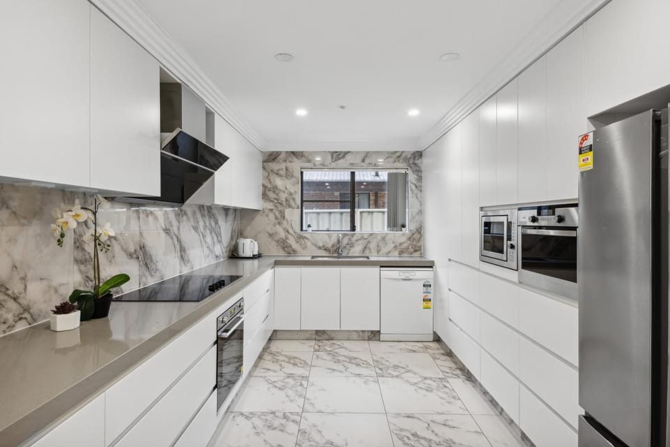 Luxe Double Ensuite Room - Centrally Located at Glenfield Bed and Breakfast in Sydney