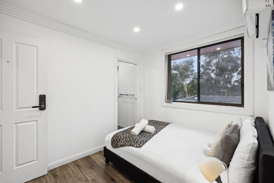 Luxe Double Ensuite Room - Centrally Located at Glenfield Bed and Breakfast in Sydney