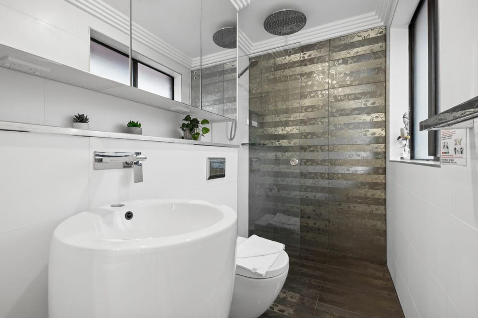 Luxe Double Ensuite Room - Centrally Located at Glenfield Bed and Breakfast in Sydney