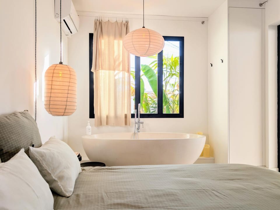 Bed, Bathroom, Photo of the whole room, Bedroom, Bath, towels