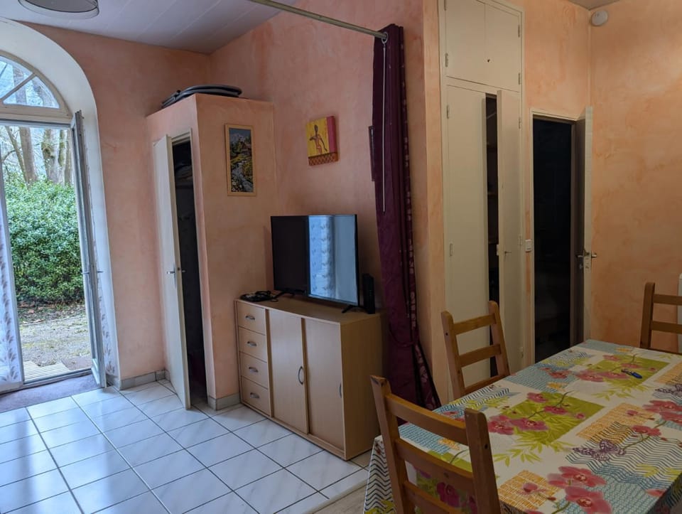 Appartement de plain pied , jardin et grande terrasse Apartment in Occitanie
