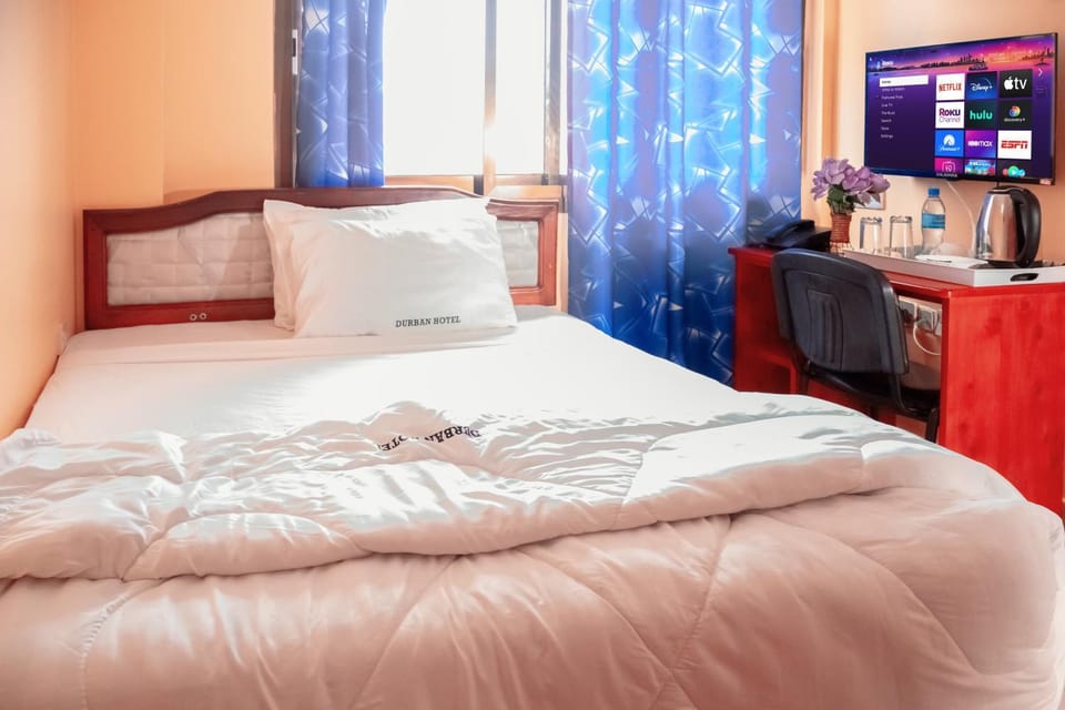Bed, TV and multimedia, Photo of the whole room, Bedroom