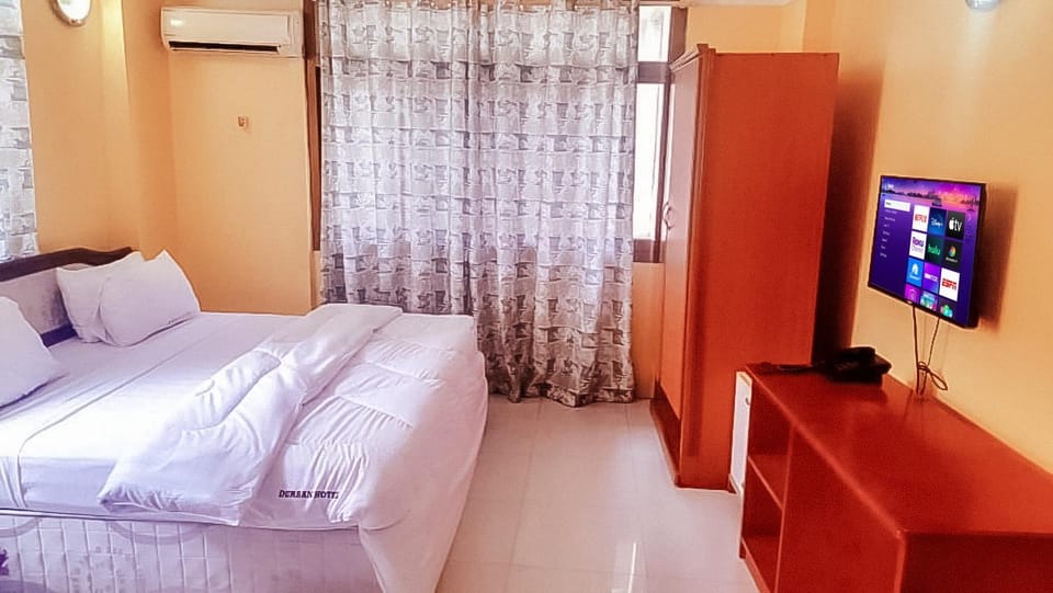 Bed, TV and multimedia, Photo of the whole room, Bedroom, wardrobe, air conditioner