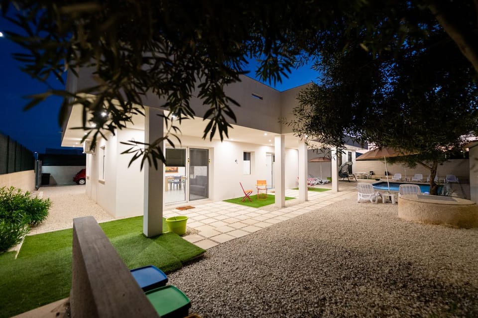 Property building, Swimming pool, Swimming pool