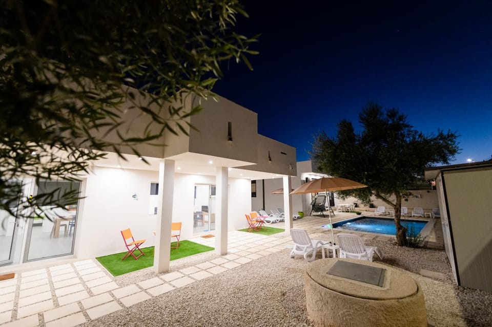 Property building, Balcony/Terrace, Pool view, Swimming pool, Breakfast