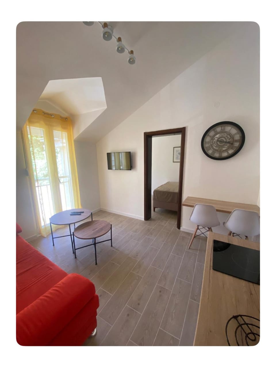 Bed, Living room, Photo of the whole room, Seating area