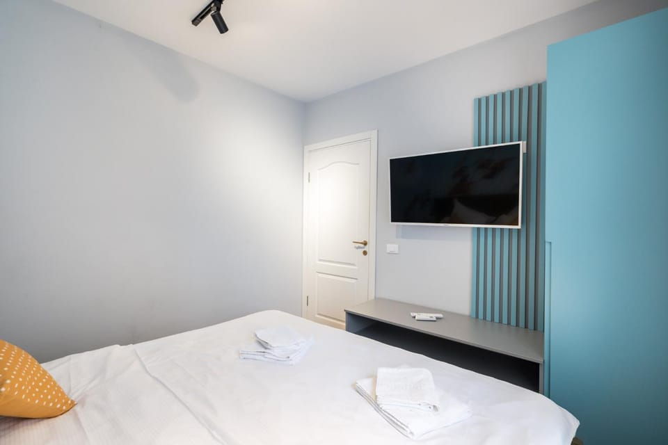 Bed, TV and multimedia, Photo of the whole room, Evening entertainment, Bedroom, towels