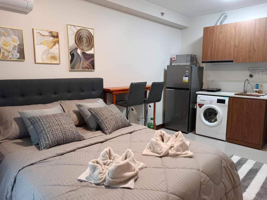 Bed, Kitchen or kitchenette, Living room, Seating area, Bedroom, washing machine