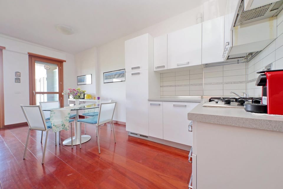 Coffee/tea facilities, Kitchen or kitchenette, Dining area, stove, toaster