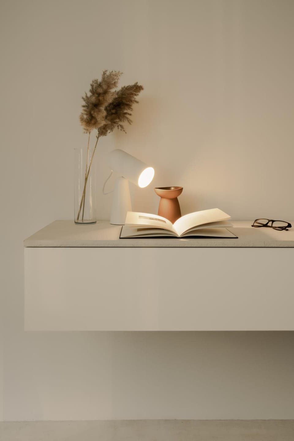 Property building, Spring, Photo of the whole room, Decorative detail, Bedroom, On site, furniture