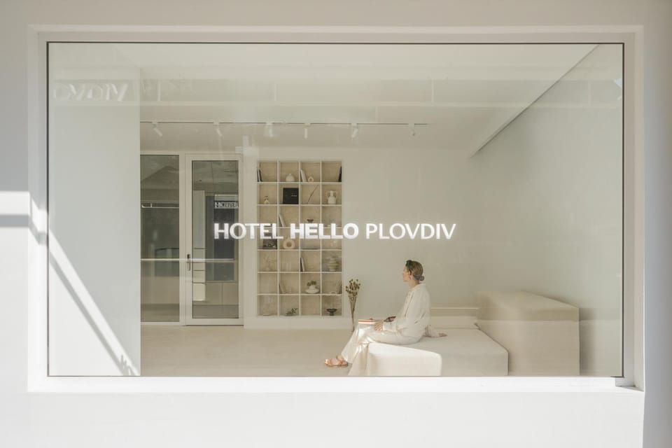 Property building, People, Photo of the whole room, Text overlay, group of guests