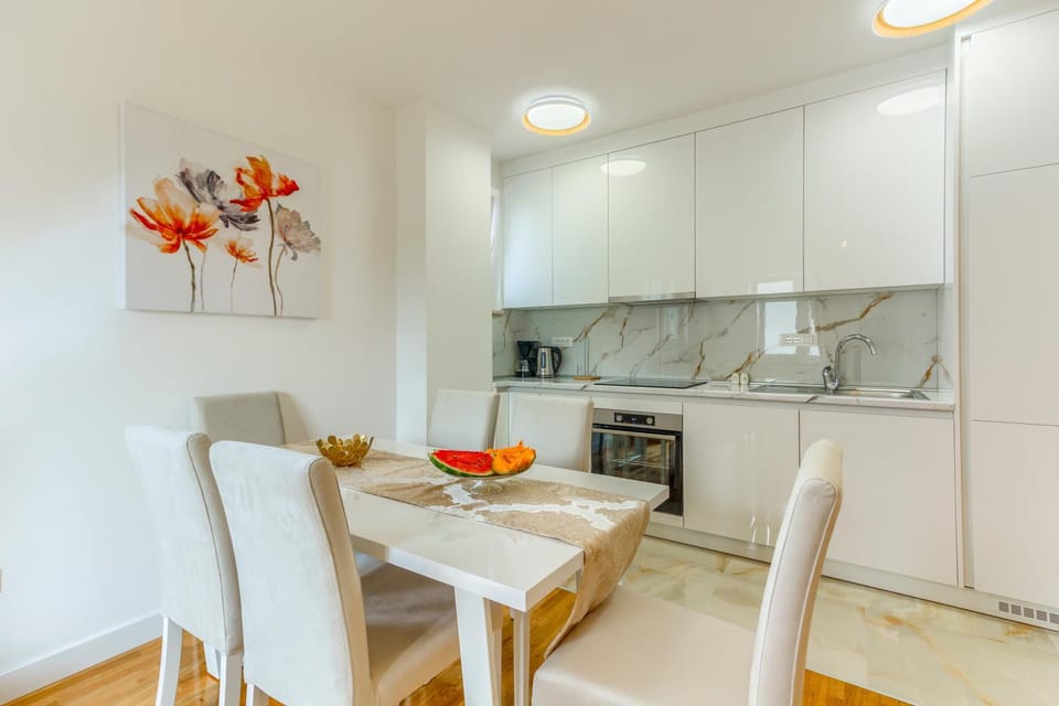 Kitchen or kitchenette, Dining area