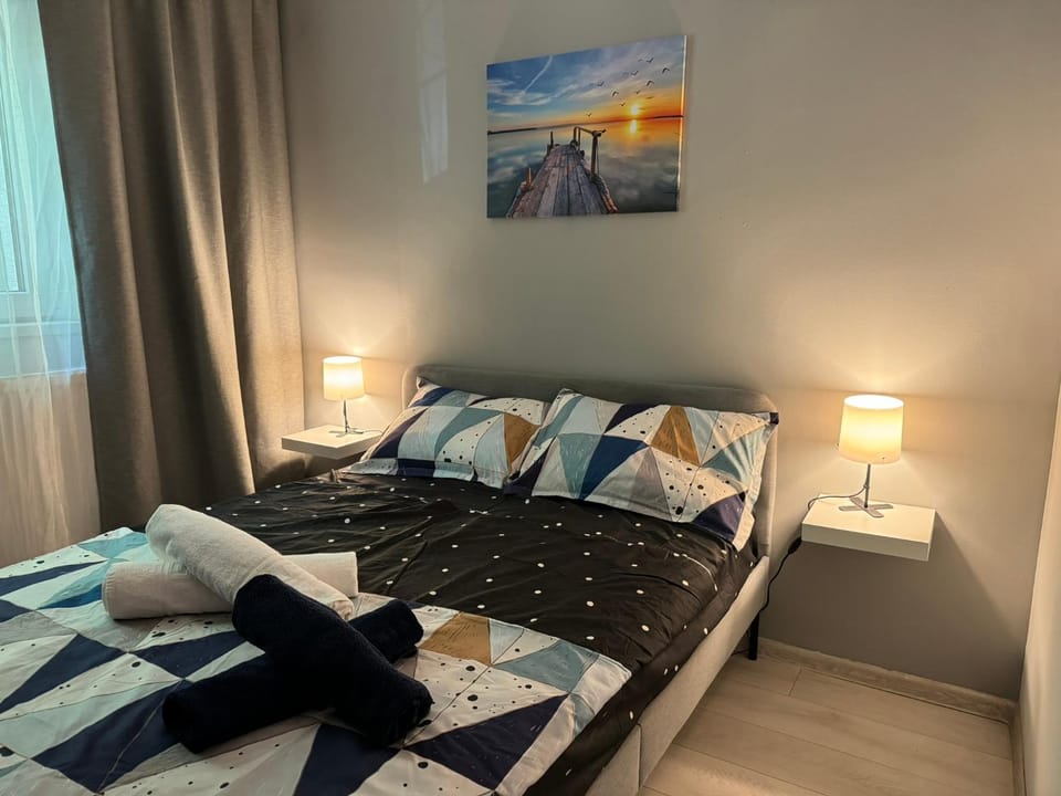 Bed, Photo of the whole room, Bedroom, towels