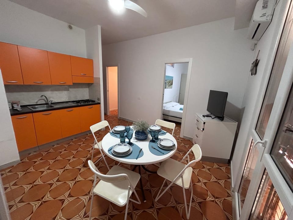 Kitchen or kitchenette, Dining area, pet friendly, stove, kitchen