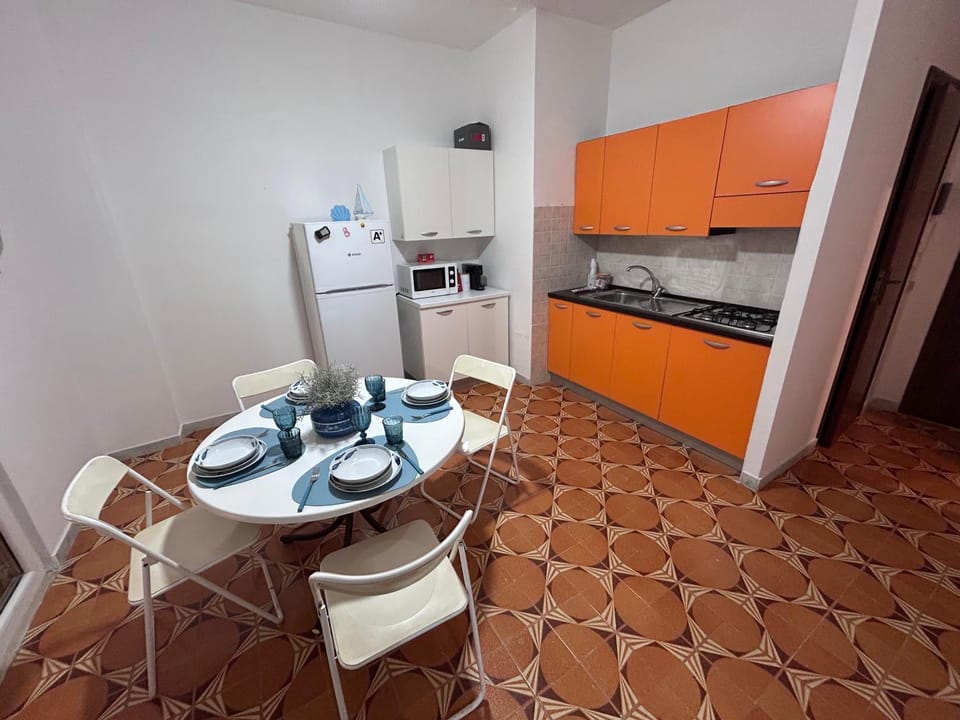 Kitchen or kitchenette, Dining area, oven, pet friendly, stove, toaster, kitchen