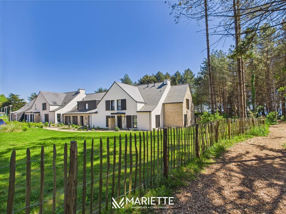 Property building, Facade/entrance, Off site