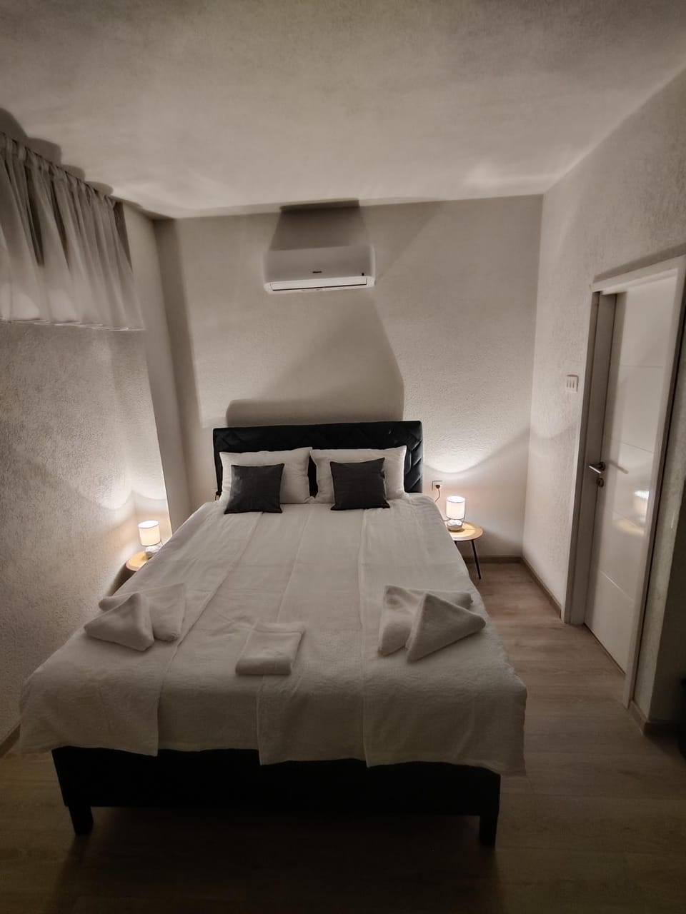 Bed, Photo of the whole room, towels, air conditioner