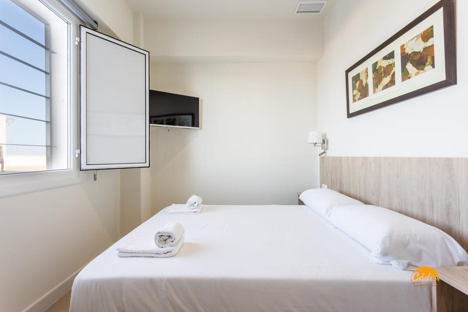 Bed, TV and multimedia, Photo of the whole room, Bedroom, towels