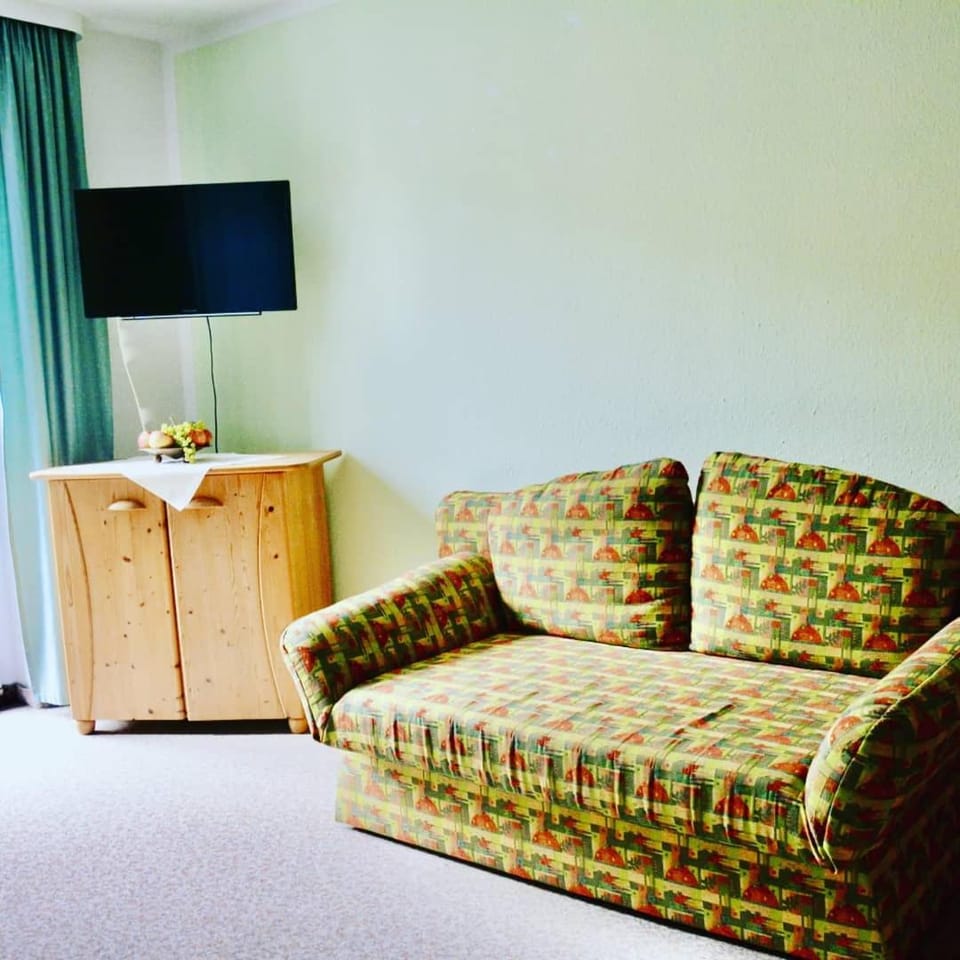 TV and multimedia, Living room, Seating area, Evening entertainment