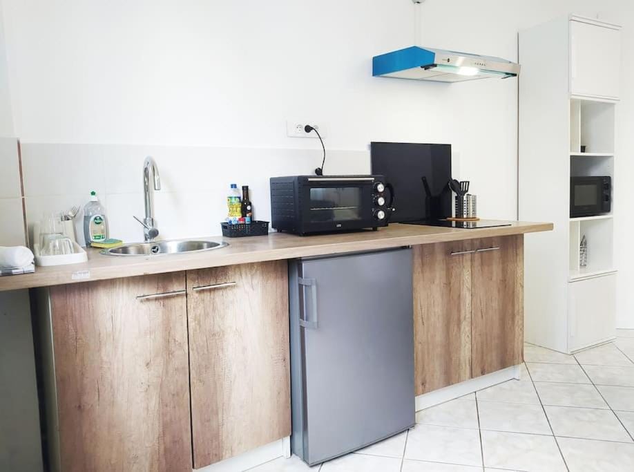 Kitchen or kitchenette, oven, stove