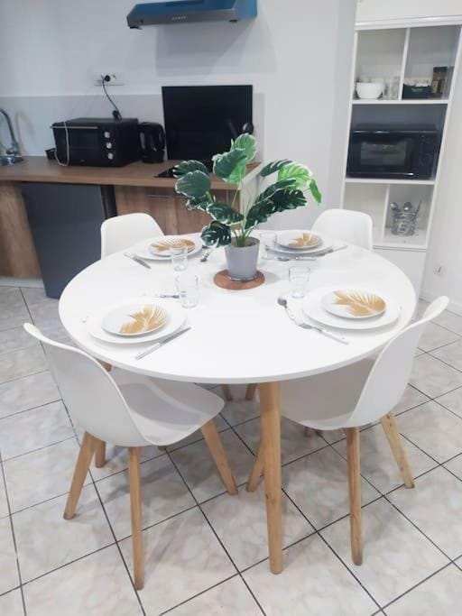 Kitchen or kitchenette, Dining area, stove