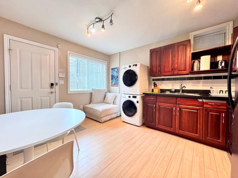 Kitchen or kitchenette, Living room, washing machine, dryer