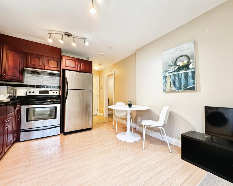 Kitchen or kitchenette, Seating area, Dining area, stove